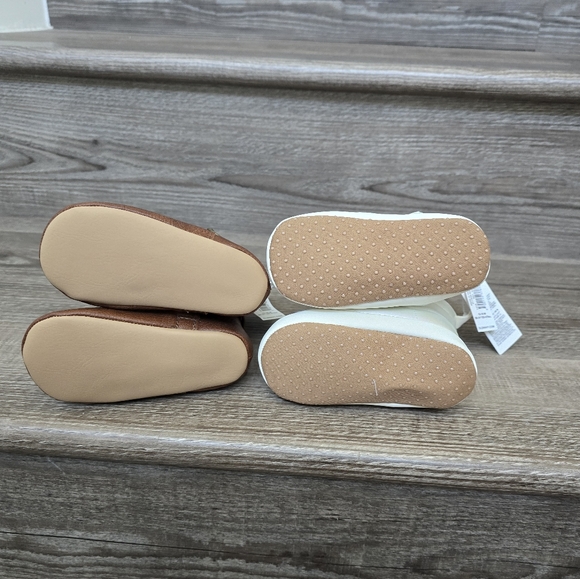 old navy set of 2 boots 12 to 18 mos NWT metallic white & brown - Picture 3 of 5